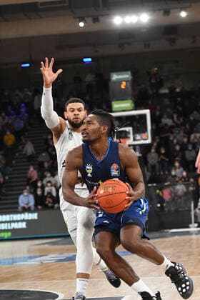 Basketball I Herren I Saison 2021-2022 I Bundesliga I 13. Spieltag I Hamburg Towers - ALBA Berlin I 02.01.2022 Jaleen Smith (3, ALBA Berlin) kann von Ray McCallum ( 10, Point Guard, Hamburg Towers) nicht gestoppt werden Hamburg edel-optics.de Arena Hamburg Deutschland Copyright: xLobeca AndreasxHannigx