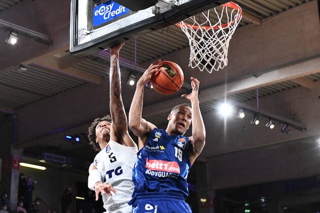Basketball I Herren I Saison 2021-2022 I Bundesliga I 13. Spieltag I Hamburg Towers - ALBA Berlin I 02.01.2022 Louis Olinde (19, ALBA Berlin) setzt sich gegen Caleb Homesley ( 5, Shooting Guard, Hamburg Towers) durch Hamburg edel-optics.de Arena Hamburg Deutschland Copyright: xLobeca AndreasxHannigx