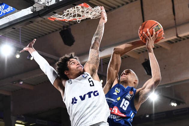 Basketball I Herren I Saison 2021-2022 I Bundesliga I 13. Spieltag I Hamburg Towers - ALBA Berlin I 02.01.2022 Louis Olinde (19, ALBA Berlin) setzt sich gegen Caleb Homesley ( 5, Shooting Guard, Hamburg Towers) durch Hamburg edel-optics.de Arena Hamburg Deutschland Copyright: xLobeca AndreasxHannigx