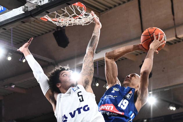 Basketball I Herren I Saison 2021-2022 I Bundesliga I 13. Spieltag I Hamburg Towers - ALBA Berlin I 02.01.2022 Louis Olinde (19, ALBA Berlin) setzt sich gegen Caleb Homesley ( 5, Shooting Guard, Hamburg Towers) durch Hamburg edel-optics.de Arena Hamburg Deutschland Copyright: xLobeca AndreasxHannigx