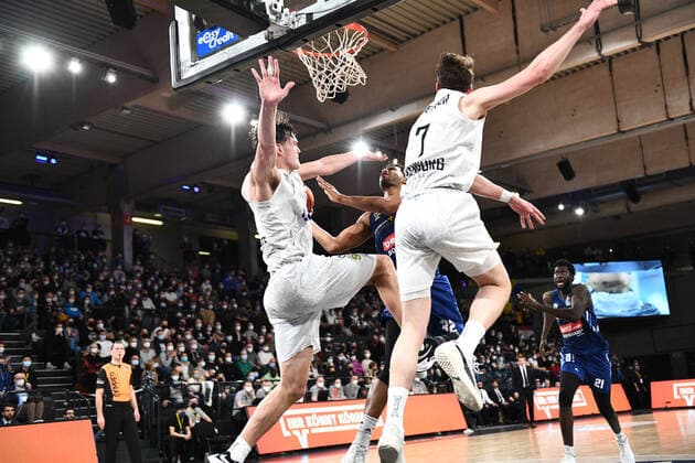 Basketball I Herren I Saison 2021-2022 I Bundesliga I 13. Spieltag I Hamburg Towers - ALBA Berlin I 02.01.2022 Christ Koumadje(21, ALBA Berlin) gegen Maik Kotsar ( 11, Center, Hamburg Towers) und Lukas Meisner ( 7, Small Forward, Hamburg Towers) Hamburg edel-optics.de Arena Hamburg Deutschland Copyright: xLobeca AndreasxHannigx
