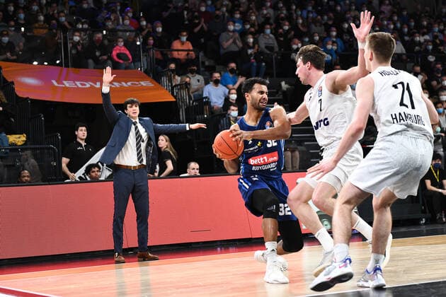 Basketball I Herren I Saison 2021-2022 I Bundesliga I 13. Spieltag I Hamburg Towers - ALBA Berlin I 02.01.2022 Johannes Thiemann (32, ALBA Berlin) gegen Justus Hollatz ( 21, Point Guard, Hamburg Towers) Hamburg edel-optics.de Arena Hamburg Deutschland Copyright: xLobeca AndreasxHannigx