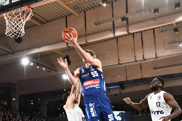 Basketball I Herren I Saison 2021-2022 I Bundesliga I 13. Spieltag I Hamburg Towers - ALBA Berlin I 02.01.2022 Ben Lammers (55, ALBA Berlin) Hamburg edel-optics.de Arena Hamburg Deutschland Copyright: xLobeca AndreasxHannigx