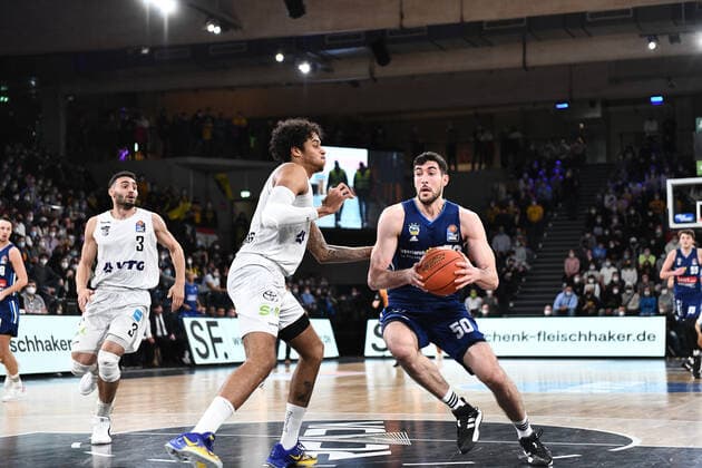 Basketball I Herren I Saison 2021-2022 I Bundesliga I 13. Spieltag I Hamburg Towers - ALBA Berlin I 02.01.2022 Caleb Homesley ( 5, Shooting Guard, Hamburg Towers) gegen Yovel Zoosman (50, ALBA Berlin) Hamburg edel-optics.de Arena Hamburg Deutschland Copyright: xLobeca AndreasxHannigx