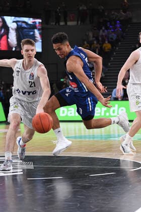 Basketball I Herren I Saison 2021-2022 I Bundesliga I 13. Spieltag I Hamburg Towers - ALBA Berlin I 02.01.2022 Justus Hollatz ( 21, Point Guard, Hamburg Towers) foult Maodo Lo (0, ALBA Berlin) Hamburg edel-optics.de Arena Hamburg Deutschland Copyright: xLobeca AndreasxHannigx