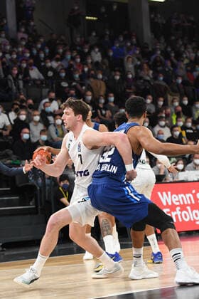 Basketball I Herren I Saison 2021-2022 I Bundesliga I 13. Spieltag I Hamburg Towers - ALBA Berlin I 02.01.2022 Lukas Meisner ( 7, Small Forward, Hamburg Towers) und Johannes Thiemann (32, ALBA Berlin) Hamburg edel-optics.de Arena Hamburg Deutschland Copyright: xLobeca AndreasxHannigx