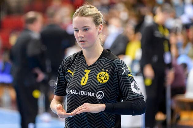 Stuttgart, Deutschland 02. Januar 2022: HBF - 21 22 - SG BBM Bietigheim - Borussia Dortmund Amelie Berger (Dortmund) Stuttgart Scharrena Baden-Württemberg Deutschland