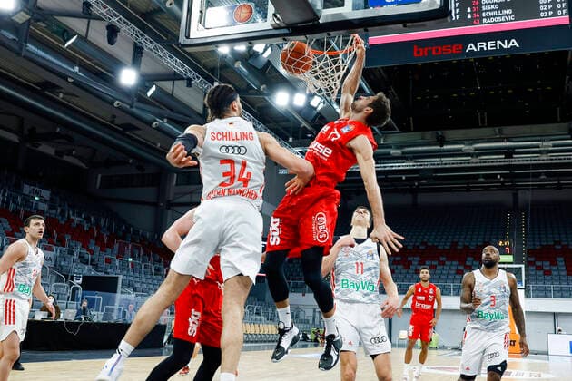 Mitte Tomas Kyzlink (Brose Bamberg, 77) links Gavin Shilling (Bayern München, 34) rechts Vladimir Lucic (Bayern München, 11) Brose Bamberg - FC Bayern München Muenchen - easyCredit-BBL - Basketball Bundesliga Saison 2021 22 Spieltag 15, 02.01.2022 Bamberg, Brose Arena Copyright: DanielxLöb