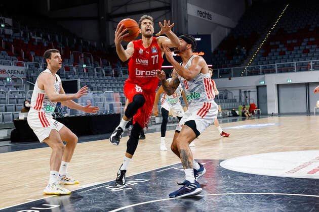Mitte Tomas Kyzlink (Brose Bamberg, 77) links Zan Sisko (Bayern München, 31) rechts Nick Weiler-Babb (Bayern München, 00) Brose Bamberg - FC Bayern München Muenchen - easyCredit-BBL - Basketball Bundesliga Saison 2021 22 Spieltag 15, 02.01.2022 Bamberg, Brose Arena Copyright: DanielxLöb