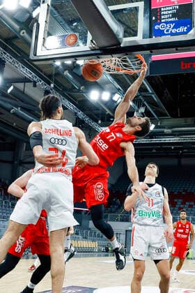 Mitte Tomas Kyzlink (Brose Bamberg, 77) links Gavin Shilling (Bayern München, 34) rechts Vladimir Lucic (Bayern München, 11) Brose Bamberg - FC Bayern München Muenchen - easyCredit-BBL - Basketball Bundesliga Saison 2021 22 Spieltag 15, 02.01.2022 Bamberg, Brose Arena Copyright: DanielxLöb