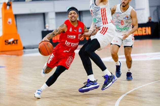 Justin Robinson (Brose Bamberg, 12) Brose Bamberg - FC Bayern München Muenchen - easyCredit-BBL - Basketball Bundesliga Saison 2021 22 Spieltag 15, 02.01.2022 Bamberg, Brose Arena Copyright: DanielxLöb