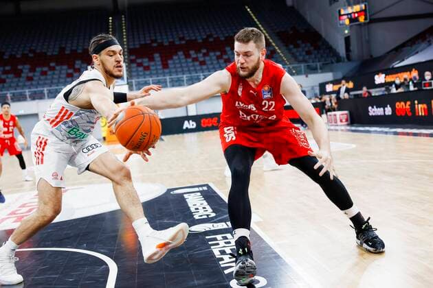rechts Martinas Geben (Brose Bamberg, 22) links Nick Weiler-Babb (Bayern München, 00) Brose Bamberg - FC Bayern München Muenchen - easyCredit-BBL - Basketball Bundesliga Saison 2021 22 Spieltag 15, 02.01.2022 Bamberg, Brose Arena Copyright: DanielxLöb