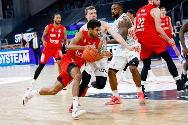 vorne Kenneth Ogbe (Brose Bamberg, 25) hinten Leon Radosevic (Bayern München, 43) Brose Bamberg - FC Bayern München Muenchen - easyCredit-BBL - Basketball Bundesliga Saison 2021 22 Spieltag 15, 02.01.2022 Bamberg, Brose Arena Copyright: DanielxLöb