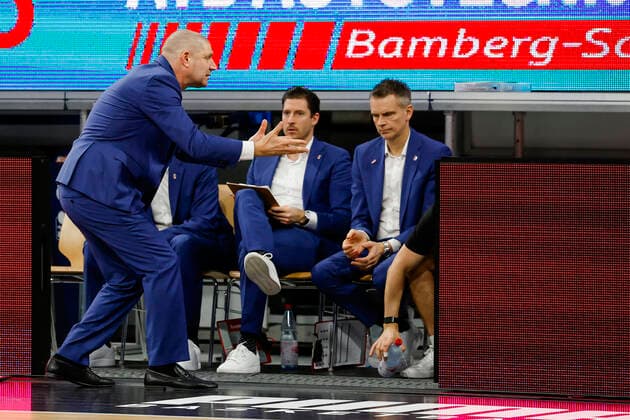 links Headcoach Oren Amiel (Brose Bamberg) Brose Bamberg - FC Bayern München Muenchen - easyCredit-BBL - Basketball Bundesliga Saison 2021 22 Spieltag 15, 02.01.2022 Bamberg, Brose Arena Copyright: DanielxLöb