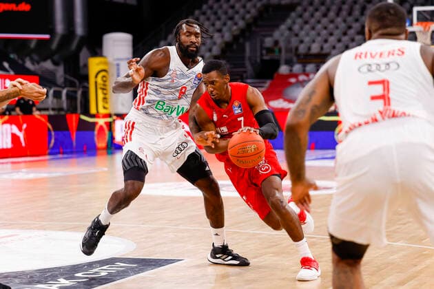 rechts Martin Kalu (Bayern München, 07) links Othello Hunter (Bayern München, 08) Brose Bamberg - FC Bayern München Muenchen - easyCredit-BBL - Basketball Bundesliga Saison 2021 22 Spieltag 15, 02.01.2022 Bamberg, Brose Arena Copyright: DanielxLöb