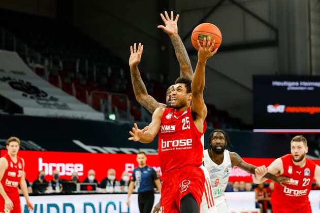 Kenneth Ogbe (Brose Bamberg, 25) Brose Bamberg - FC Bayern München Muenchen - easyCredit-BBL - Basketball Bundesliga Saison 2021 22 Spieltag 15, 02.01.2022 Bamberg, Brose Arena Copyright: DanielxLöb