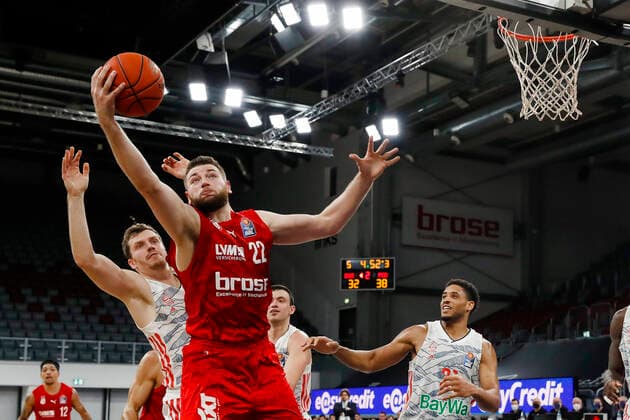vorne Martinas Geben (Brose Bamberg, 22) hinten Leon Radosevic (Bayern München, 43) Brose Bamberg - FC Bayern München Muenchen - easyCredit-BBL - Basketball Bundesliga Saison 2021 22 Spieltag 15, 02.01.2022 Bamberg, Brose Arena Copyright: DanielxLöb
