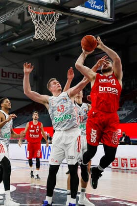 rechts Martinas Geben (Brose Bamberg, 22) links Leon Radosevic (Bayern München, 43) Brose Bamberg - FC Bayern München Muenchen - easyCredit-BBL - Basketball Bundesliga Saison 2021 22 Spieltag 15, 02.01.2022 Bamberg, Brose Arena Copyright: DanielxLöb