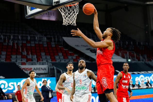 vorne Akil Mitchell (Brose Bamberg, 08) Brose Bamberg - FC Bayern München Muenchen - easyCredit-BBL - Basketball Bundesliga Saison 2021 22 Spieltag 15, 02.01.2022 Bamberg, Brose Arena Copyright: DanielxLöb
