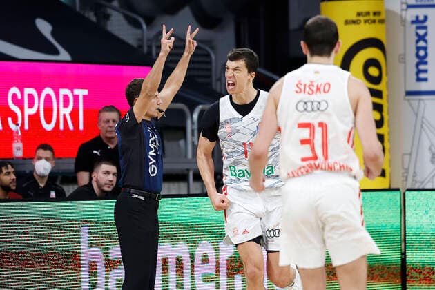 Vladimir Lucic (Bayern München, 11)jubelt nach seinem Dreier zum 87:82 Brose Bamberg - FC Bayern München Muenchen - easyCredit-BBL - Basketball Bundesliga Saison 2021 22 Spieltag 15, 02.01.2022 Bamberg, Brose Arena Copyright: DanielxLöb