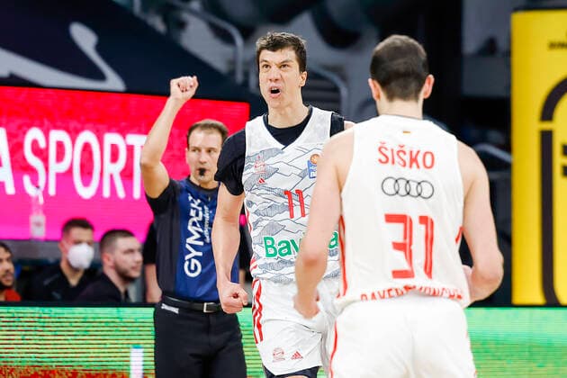 Vladimir Lucic (Bayern München, 11)jubelt nach seinem Dreier zum 87:82 Brose Bamberg - FC Bayern München Muenchen - easyCredit-BBL - Basketball Bundesliga Saison 2021 22 Spieltag 15, 02.01.2022 Bamberg, Brose Arena Copyright: DanielxLöb