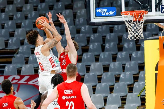 links Joshua Obiesie (Bayern München, 09) rechts Patrick Heckmann (Brose Bamberg, 33) Brose Bamberg - FC Bayern München Muenchen - easyCredit-BBL - Basketball Bundesliga Saison 2021 22 Spieltag 15, 02.01.2022 Bamberg, Brose Arena Copyright: DanielxLöb