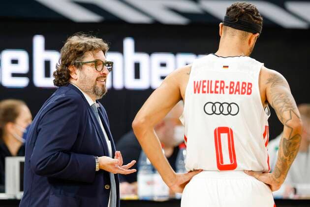 links Headcoach Cheftrainer Andrea Trinchieri (Bayern München) rechts Nick Weiler-Babb (Bayern München, 00) Brose Bamberg - FC Bayern München Muenchen - easyCredit-BBL - Basketball Bundesliga Saison 2021 22 Spieltag 15, 02.01.2022 Bamberg, Brose Arena Copyright: DanielxLöb