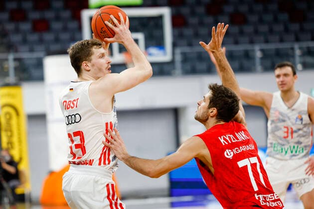 links Andreas Obst (Bayern München, 13) rechts Tomas Kyzlink (Brose Bamberg, 77) Brose Bamberg - FC Bayern München Muenchen - easyCredit-BBL - Basketball Bundesliga Saison 2021 22 Spieltag 15, 02.01.2022 Bamberg, Brose Arena Copyright: DanielxLöb