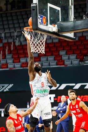 Mitte Othello Hunter (Bayern München, 08) links Justin Robinson (Brose Bamberg, 12) rechts Kenneth Ogbe (Brose Bamberg, 25) Brose Bamberg - FC Bayern München Muenchen - easyCredit-BBL - Basketball Bundesliga Saison 2021 22 Spieltag 15, 02.01.2022 Bamberg, Brose Arena Copyright: DanielxLöb