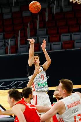 hinten Vladimir Lucic (Bayern München, 11) Brose Bamberg - FC Bayern München Muenchen - easyCredit-BBL - Basketball Bundesliga Saison 2021 22 Spieltag 15, 02.01.2022 Bamberg, Brose Arena Copyright: DanielxLöb