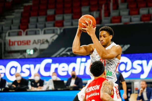 oben Augustine Rubit (Bayern München, 21) unten Justin Robinson (Brose Bamberg, 12) Brose Bamberg - FC Bayern München Muenchen - easyCredit-BBL - Basketball Bundesliga Saison 2021 22 Spieltag 15, 02.01.2022 Bamberg, Brose Arena Copyright: DanielxLöb