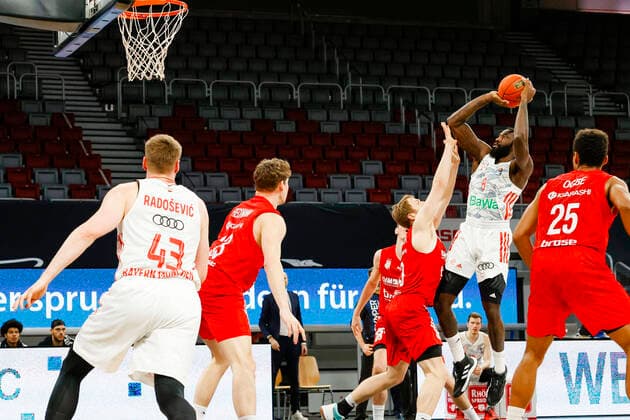 2.v. rechts Othello Hunter (Bayern München, 08) Brose Bamberg - FC Bayern München Muenchen - easyCredit-BBL - Basketball Bundesliga Saison 2021 22 Spieltag 15, 02.01.2022 Bamberg, Brose Arena Copyright: DanielxLöb