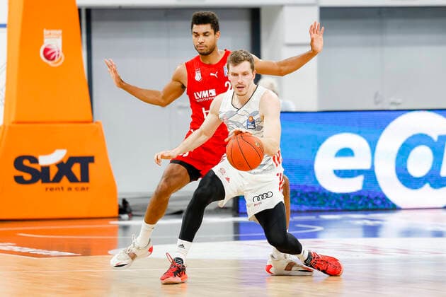 vorne Andreas Obst (Bayern München, 13) hinten Kenneth Ogbe (Brose Bamberg, 25) Brose Bamberg - FC Bayern München Muenchen - easyCredit-BBL - Basketball Bundesliga Saison 2021 22 Spieltag 15, 02.01.2022 Bamberg, Brose Arena Copyright: DanielxLöb