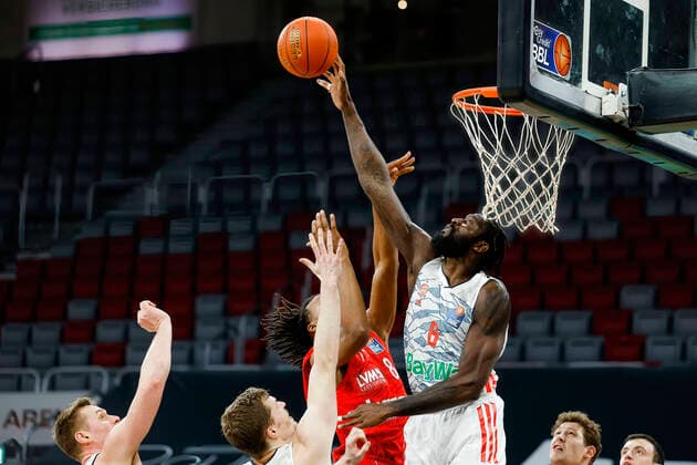 rechts Othello Hunter (Bayern München, 08) blockt links Akil Mitchell (Brose Bamberg, 08) Brose Bamberg - FC Bayern München Muenchen - easyCredit-BBL - Basketball Bundesliga Saison 2021 22 Spieltag 15, 02.01.2022 Bamberg, Brose Arena Copyright: DanielxLöb