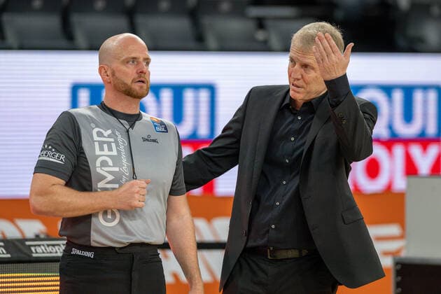 Auszeit John Patrick (MHP Riesen Ludwigsburg, Head Coach), und Schiedsrichter Benjamin Barth GER, Ratiopharm Ulm vs. MHP Riesen Ludwigsburg, Basketball, Bundesliga, easycredit, 15. Spieltag, Spielzeit 2021 2022, 02.01.2022, GER, Ratiopharm Ulm vs. MHP Riesen Ludwigsburg, Basketball, Bundesliga, easycredit, 15. Spieltag, Spielzeit 2021 2022, 02.01.2022 Ulm Copyright: xEibner-Pressefoto SaschaxWaltherx EP_EER