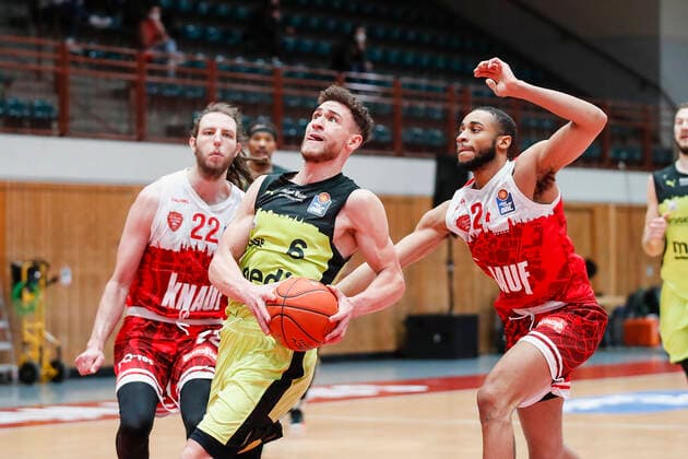 GER, Wuerzburg, tectake-Arena, 02.01.2022, emspor, emonline, despor, deonline, s.Oliver Wuerzburg vs. Medi Bayreuth, easyCredit BBL, 15. Spieltag Bild: v. l. Craig Moller (s.Oliver Wuerzburg), Kevin Wohlrath (medi Bayreuth) und Cameron Hunt (s.Oliver Wuerzburg) Copyright: HMBxMedia JulienxBecker