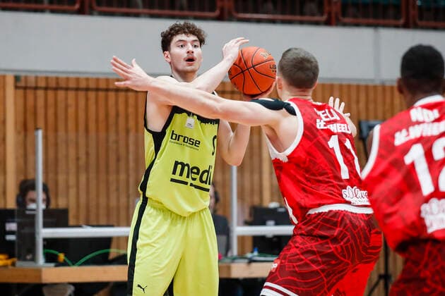GER, Wuerzburg, tectake-Arena, 02.01.2022, emspor, emonline, despor, deonline, s.Oliver Wuerzburg vs. Medi Bayreuth, easyCredit BBL, 15. Spieltag Bild: v. l. Kay Bruhnke (medi Bayreuth) gegen Tomasz Gielo (s.Oliver Wuerzburg) Copyright: HMBxMedia JulienxBecker