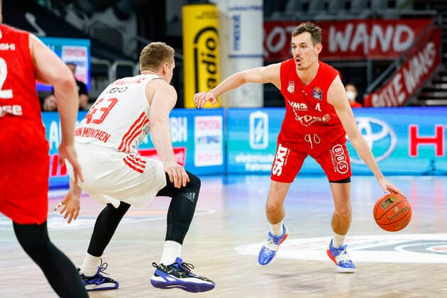 rechts Omar Prewitt (Brose Bamberg, 04) Brose Bamberg - FC Bayern München Muenchen - easyCredit-BBL - Basketball Bundesliga Saison 2021 22 Spieltag 15, 02.01.2022 Bamberg, Brose Arena Copyright: DanielxLöb