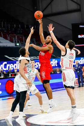 Mitte Akil Mitchell (Brose Bamberg, 08) links Augustine Rubit (Bayern München, 21) rechts Vladimir Lucic (Bayern München, 11) Brose Bamberg - FC Bayern München Muenchen - easyCredit-BBL - Basketball Bundesliga Saison 2021 22 Spieltag 15, 02.01.2022 Bamberg, Brose Arena Copyright: DanielxLöb