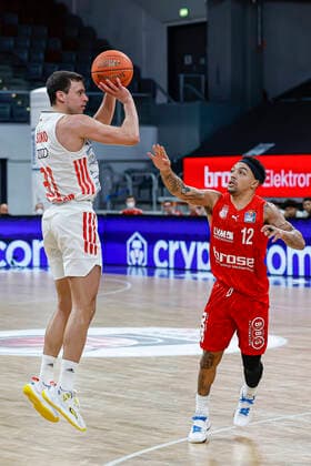 Links Zan Sisko (Bayern München, 31) Rechts Justin Robinson (Brose Bamberg, 12) Brose Bamberg - FC Bayern München Muenchen - easyCredit-BBL - Basketball Bundesliga Saison 2021 22 Spieltag 15, 02.01.2022 Bamberg, Brose Arena Copyright: DanielxLöb