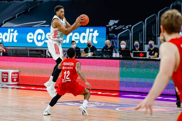 Oben Augustine Rubit (Bayern München, 21) Unten Justin Robinson (Brose Bamberg, 12) Brose Bamberg - FC Bayern München Muenchen - easyCredit-BBL - Basketball Bundesliga Saison 2021 22 Spieltag 15, 02.01.2022 Bamberg, Brose Arena Copyright: DanielxLöb