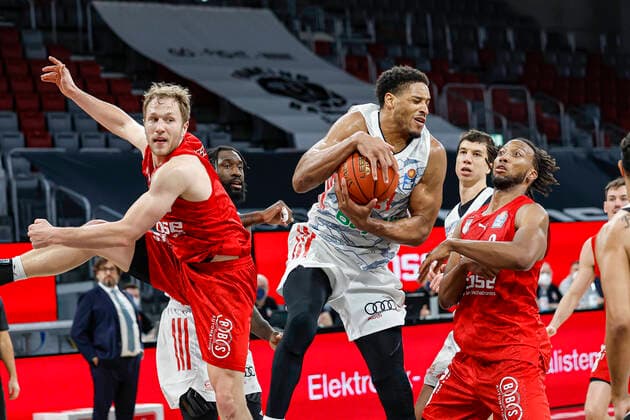 Mitte Augustine Rubit (Bayern München, 21) Links Christian Sengfelder (Brose Bamberg, 43) Rechts Akil Mitchell (Brose Bamberg, 08) Brose Bamberg - FC Bayern München Muenchen - easyCredit-BBL - Basketball Bundesliga Saison 2021 22 Spieltag 15, 02.01.2022 Bamberg, Brose Arena Copyright: DanielxLöb