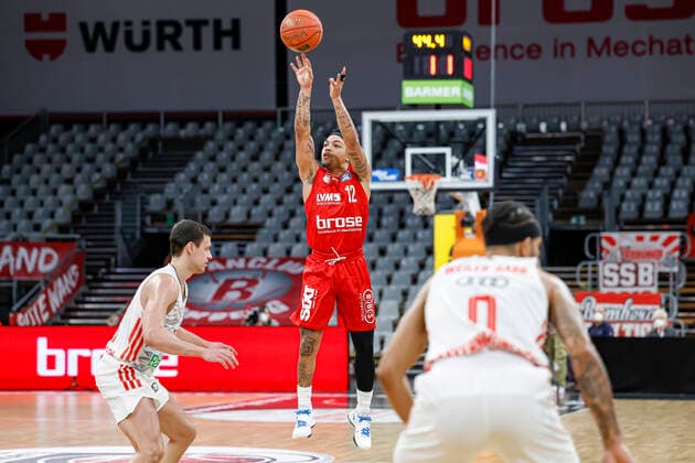 Mitte Justin Robinson (Brose Bamberg, 12) Brose Bamberg - FC Bayern München Muenchen - easyCredit-BBL - Basketball Bundesliga Saison 2021 22 Spieltag 15, 02.01.2022 Bamberg, Brose Arena Copyright: DanielxLöb