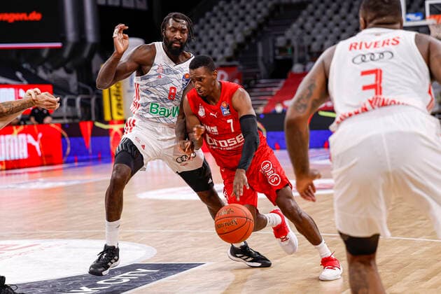 rechts Martin Kalu (Bayern München, 07) links Othello Hunter (Bayern München, 08) Brose Bamberg - FC Bayern München Muenchen - easyCredit-BBL - Basketball Bundesliga Saison 2021 22 Spieltag 15, 02.01.2022 Bamberg, Brose Arena Copyright: DanielxLöb