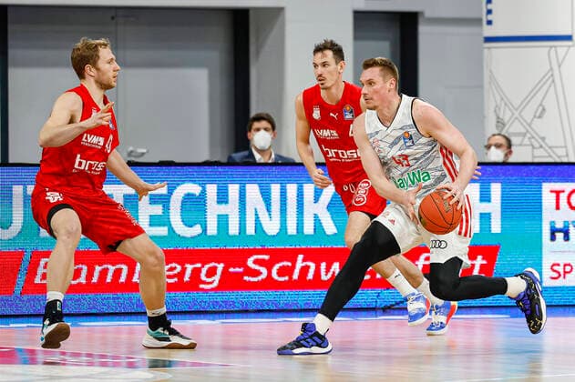 rechts Leon Radosevic (Bayern München, 43) links Christian Sengfelder (Brose Bamberg, 43) Hinten Omar Prewitt (Brose Bamberg, 04) Brose Bamberg - FC Bayern München Muenchen - easyCredit-BBL - Basketball Bundesliga Saison 2021 22 Spieltag 15, 02.01.2022 Bamberg, Brose Arena Copyright: DanielxLöb