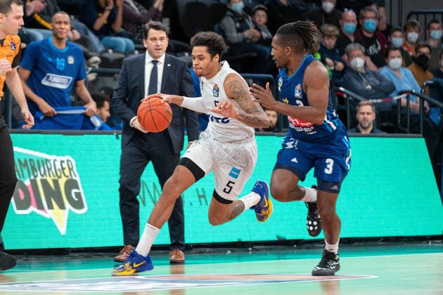 Caleb Homesley (Hamburg Towers 5) gegen Jaleen Smith (ALBA Berlin 3) Hamburg Towers vs. ALBA Berlin, Basketball, Bundesliga, Hauptrunde, Spieltag 15, Saison 2021 2022, 02.01.2022 Marcel von Fehrn Hamburg Towers vs. ALBA Berlin, Basketball, Bundesliga, Hauptrunde, Spieltag 15, Saison 2021 2022, 02.01.2022 Hamburg Copyright: xEibnerxPressefoto MarcelxvonxFehrnx EP_MFN