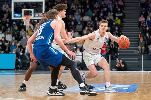Justus Hollatz (Hamburg Towers 21) am Ball Hamburg Towers vs. ALBA Berlin, Basketball, Bundesliga, Hauptrunde, Spieltag 15, Saison 2021 2022, 02.01.2022 Marcel von Fehrn Hamburg Towers vs. ALBA Berlin, Basketball, Bundesliga, Hauptrunde, Spieltag 15, Saison 2021 2022, 02.01.2022 Hamburg Copyright: xEibnerxPressefoto MarcelxvonxFehrnx EP_MFN