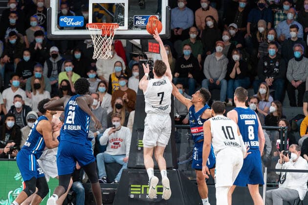 Treffer von Lukas Meisner (Hamburg Towers 7) Hamburg Towers vs. ALBA Berlin, Basketball, Bundesliga, Hauptrunde, Spieltag 15, Saison 2021 2022, 02.01.2022 Marcel von Fehrn Hamburg Towers vs. ALBA Berlin, Basketball, Bundesliga, Hauptrunde, Spieltag 15, Saison 2021 2022, 02.01.2022 Hamburg Copyright: xEibnerxPressefoto MarcelxvonxFehrnx EP_MFN