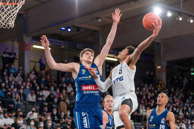 Treffer von Caleb Homesley (Hamburg Towers 5) Hamburg Towers vs. ALBA Berlin, Basketball, Bundesliga, Hauptrunde, Spieltag 15, Saison 2021 2022, 02.01.2022 Marcel von Fehrn Hamburg Towers vs. ALBA Berlin, Basketball, Bundesliga, Hauptrunde, Spieltag 15, Saison 2021 2022, 02.01.2022 Hamburg Copyright: xEibnerxPressefoto MarcelxvonxFehrnx EP_MFN