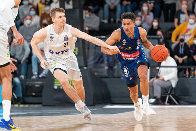 Maodo Lo (ALBA Berlin 0) laesst sich nicht von Justus Hollatz (Hamburg Towers 21) aufhalten Hamburg Towers vs. ALBA Berlin, Basketball, Bundesliga, Hauptrunde, Spieltag 15, Saison 2021 2022, 02.01.2022 Marcel von Fehrn Hamburg Towers vs. ALBA Berlin, Basketball, Bundesliga, Hauptrunde, Spieltag 15, Saison 2021 2022, 02.01.2022 Hamburg Copyright: xEibnerxPressefoto MarcelxvonxFehrnx EP_MFN